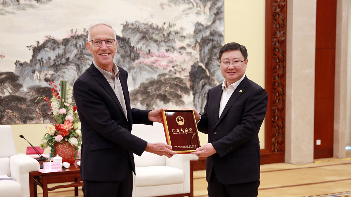 Professor David Waite receiving the Jiangsu Friendship Award from Deputy Mayor of Wuxi Wendong Zhou