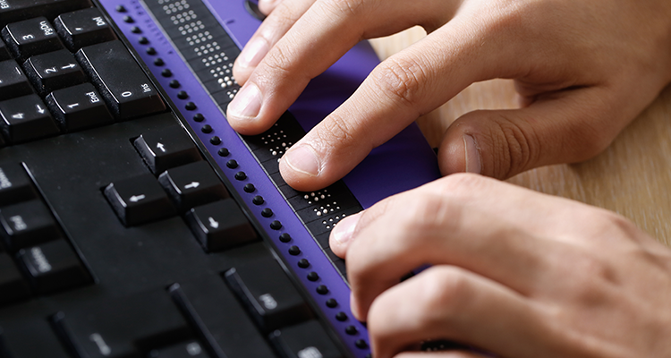 hands on a screen reader