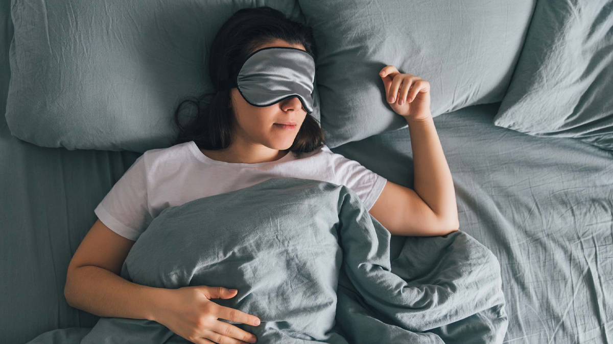 Sleeping lady with facemask on