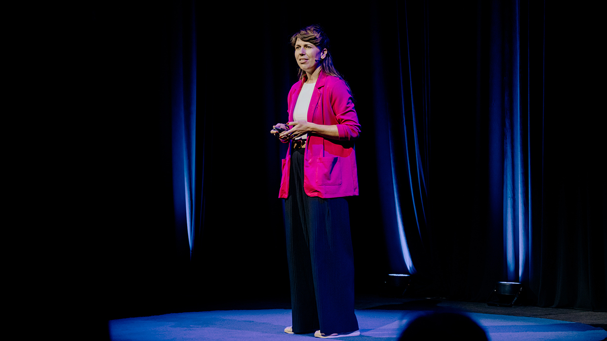 A speaker presenting as part of the UNSOMNIA program