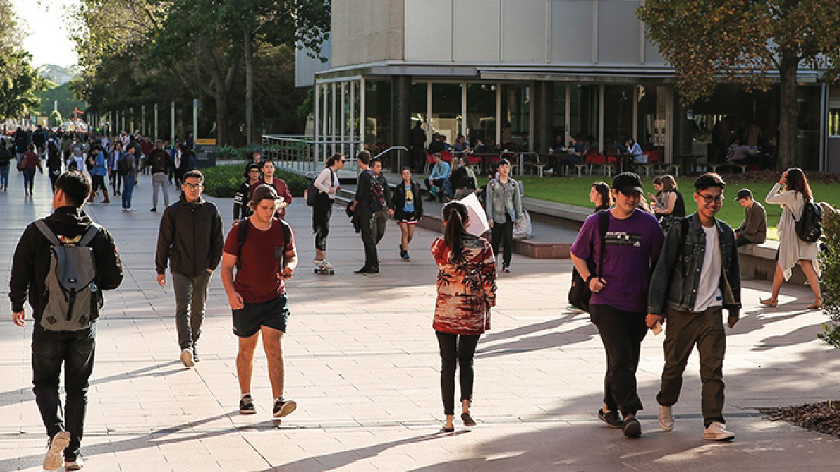 Uni students on campus walking to class