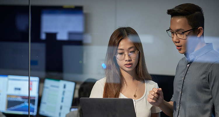 Woman and man with a laptop