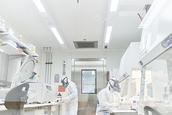 Stuart Turville and Alberto Ospina Stella in the Kirby Institute’s PC3 containment lab