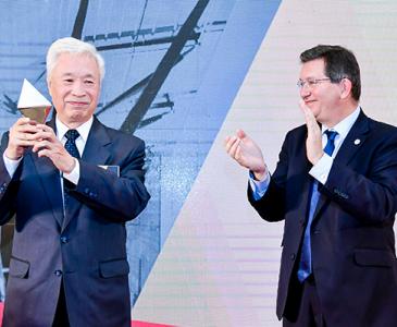 Professor Ian Jacobs and Professor Yang Qixun at the 70/70 Gala Dinner